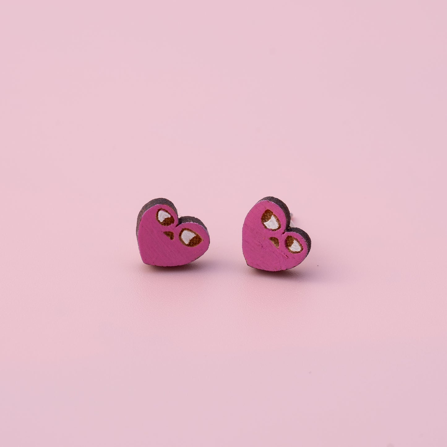 Side Eye Heart Studs - MUKA